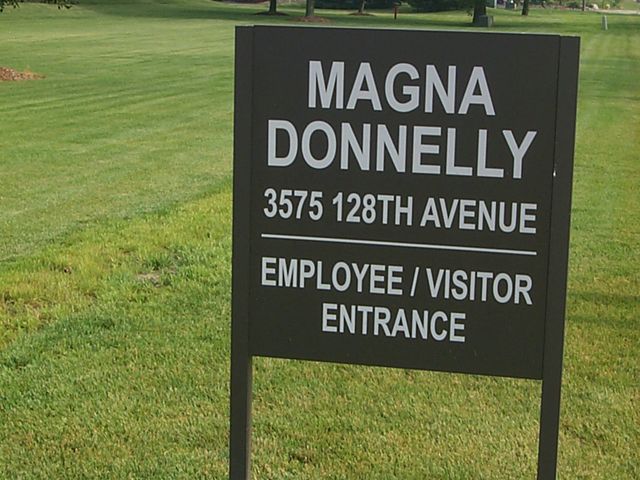 Cut vinyl on aluminum post and panel sign