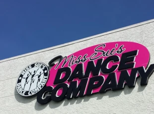 dimensional lettering, outdoor, signs by tomorrow, inland valley, southern california, miss sue's dance company, temecula, murrieta