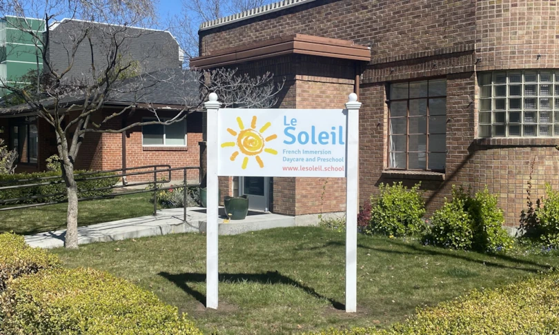 Vinyl sign frame with digitally printed panel